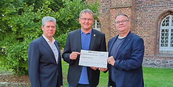 Bild vergr&ouml;&szlig;ern: �SA-Scheck�bergabe_2025-schnitt