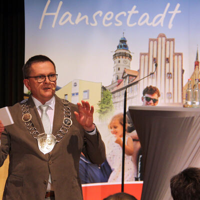 Bild vergr&ouml;&szlig;ern: B�rgermeister Olaf Meining hielt R�ck- und Ausblicke beim Jahresempfang