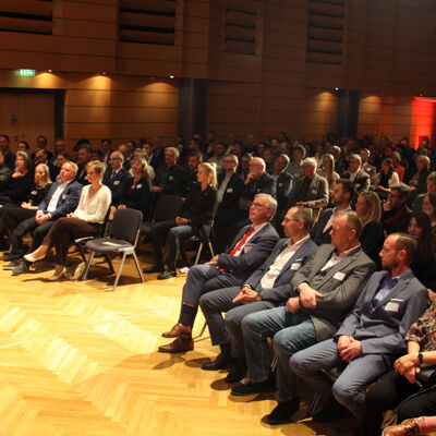 Bild vergr&ouml;&szlig;ern: Der gro�e Saal des Kulturhauses war bis auf den letzten Platz gef�llt