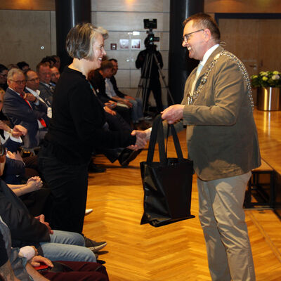 Bild vergr&ouml;&szlig;ern: Eine �berraschung (samt Baumkuchen) f�r Dr. Tamara Zieschang