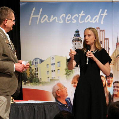 Bild vergr&ouml;&szlig;ern: EU-Abgeordnete Sabrina Repp im Dialog mit Olaf Meining