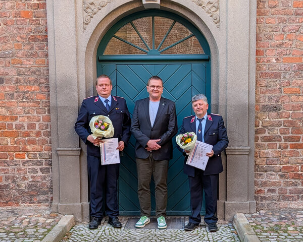 Bild vergr&ouml;&szlig;ern: v.l.n.r.: Ortswehrleiter Christian Schappler (Buchwitz), B�rgermeister Olaf Meining und Ortswehrleiter Toralf Perst (Brietz)