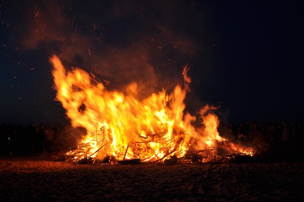 Bild vergr&ouml;&szlig;ern: Osterfeuer