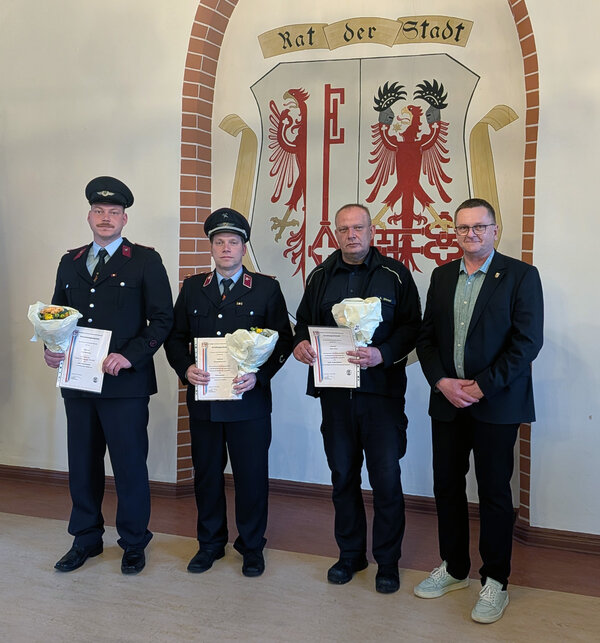 Bild vergr&ouml;&szlig;ern: �bergabe der Urkundungen von B�rgermeister Olaf Meining (r.)