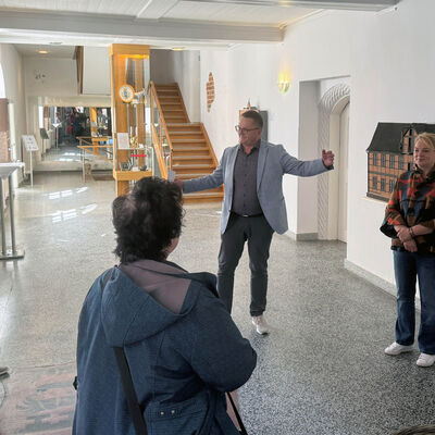 Bild vergr&ouml;&szlig;ern: B�rgermeister Olaf Meining (Mitte) erl�uterte die Ausstellung
