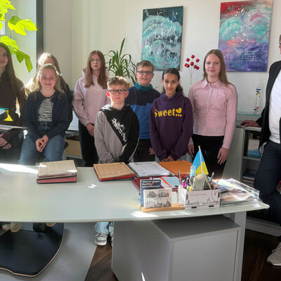 Bild vergr&ouml;&szlig;ern: B�rgermeister Olaf Meining bot einen Blick in sein B�ro