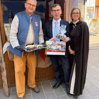 Bild vergr&ouml;&szlig;ern: B�rgermeister Olaf Meining (l.), B�rgermeister Tobias Scherf und Tourismus-Chefin Tina Mierau