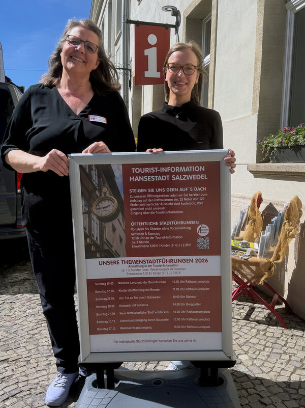 Bild vergr&ouml;&szlig;ern: Mitarbeiterin Melanie Ahlemann (l.) und Leiterin Tina Mierau mit den Terminen f�r 2026