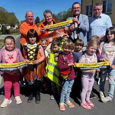 Bild vergr&ouml;&szlig;ern: Ministerin Lydia H�skens, B�rgermeister Olaf Meining (2.v.r) und Ortsb�rgermeister Andy Walter