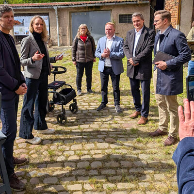 Bild vergr&ouml;&szlig;ern: Die ZUPLA-Gesch�ftsf�hrer (l.) erl�uterten das Projekt Lohteich-Speicher