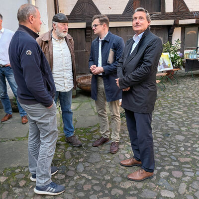 Bild vergr&ouml;&szlig;ern: Staatssekret�r Sven Haller (2.v.r.) im B�rgermeisterhof im Gespr�ch