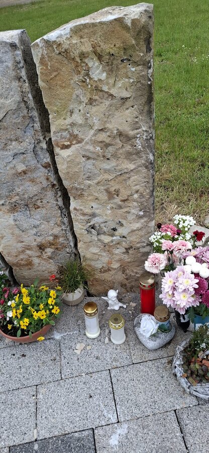 Bild vergr&ouml;&szlig;ern: Eine der beiden Stelen, an denen die gestohlenen Schilder angebracht waren