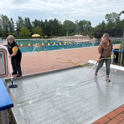 Bild vergr&ouml;&szlig;ern: Die letzten Vorbereitungen laufen: das Freibad wird geputzt