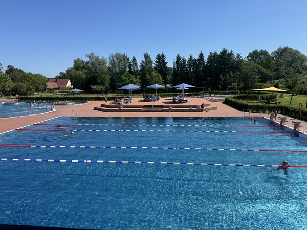 Bild vergr&ouml;&szlig;ern: Das Salzwedeler Freibad ist ge�ffnet
