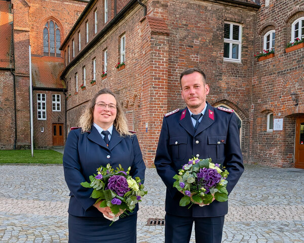 Bild vergr&ouml;&szlig;ern: Rebecca Amft und Steffen Ebeling vor dem Rathaus
