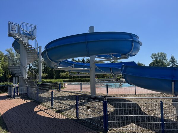 Bild vergr&ouml;&szlig;ern: Die Wasserrutsche im Salzwedeler Freibad