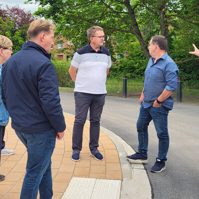 Bild vergr&ouml;&szlig;ern: B�rgermeister Olaf Meining (Mitte) am Westring