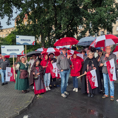 Bild vergr&ouml;&szlig;ern: Regen ist f�r Hanseaten kein Problem: Der Altm�rkische Heimatbund