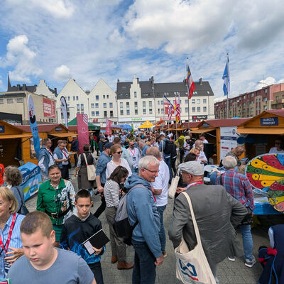 Bild vergr&ouml;&szlig;ern: Ein Blick auf den Hansemarkt, auf dem sich die St�dte pr�sentierten
