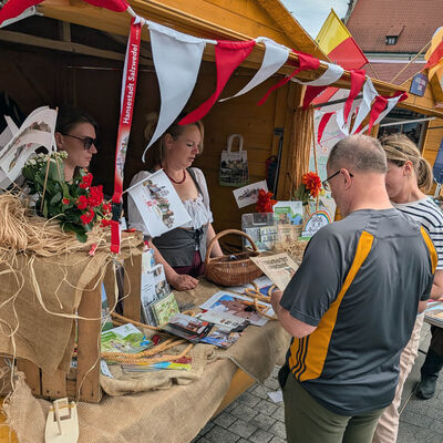 Bild vergr&ouml;&szlig;ern: Am Salzwedeler Infostand gab es alle H�nde voll zu tun