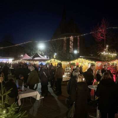 Bild vergr&ouml;&szlig;ern: Der Weihnachtsmarkt auf dem Marktplatz bietet ein tolles Ambiente