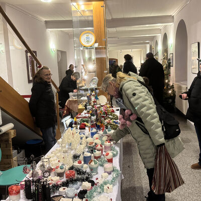Bild vergr&ouml;&szlig;ern: Sehr beliebt ist auch der kleine Kunsthandwerkermarkt im Rathausfoyer