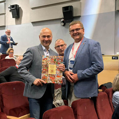 Bild vergr&ouml;&szlig;ern: Stadtpr�sident Rafał Zając (l.) erhielt das erste Wimmelbuch in Stargard
