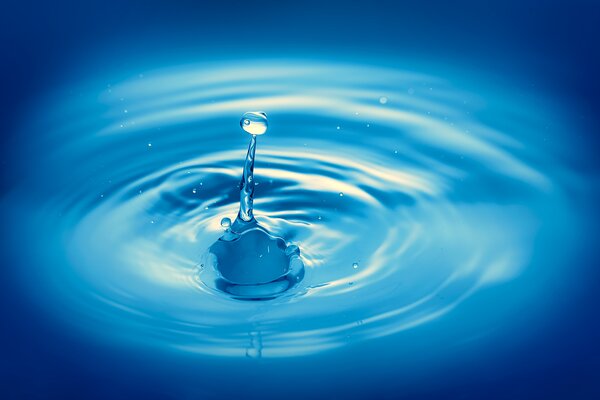 Bild vergr&ouml;&szlig;ern: Wassertropfen