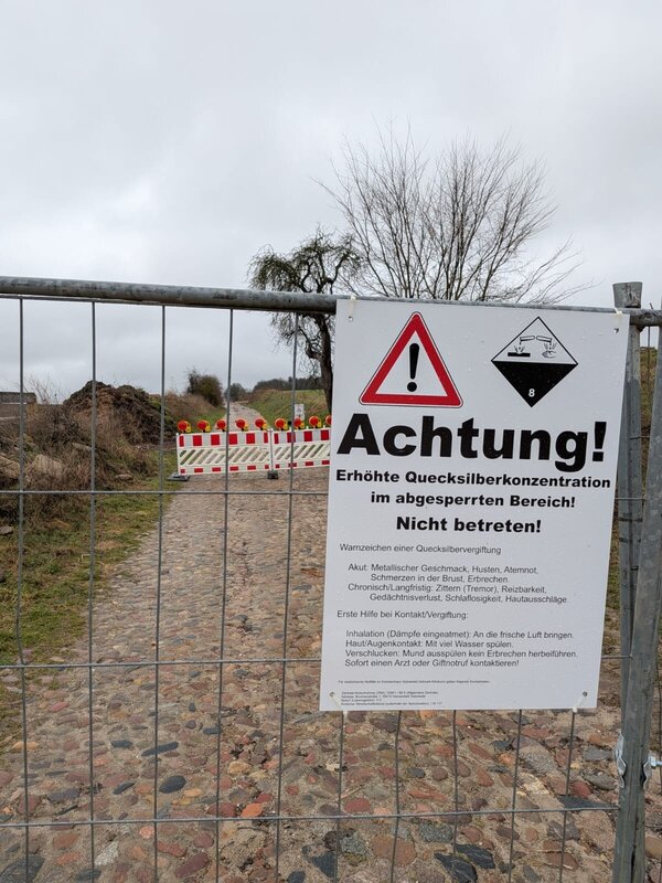 Bild vergr&ouml;&szlig;ern: Hinweisschilder machen deutlich: der Weg darf nicht betreten werden