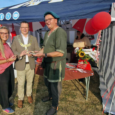 Bild vergr&ouml;&szlig;ern: B�rgermeister am Strand: Darren Aitchison (M.) mit Olaf Meining