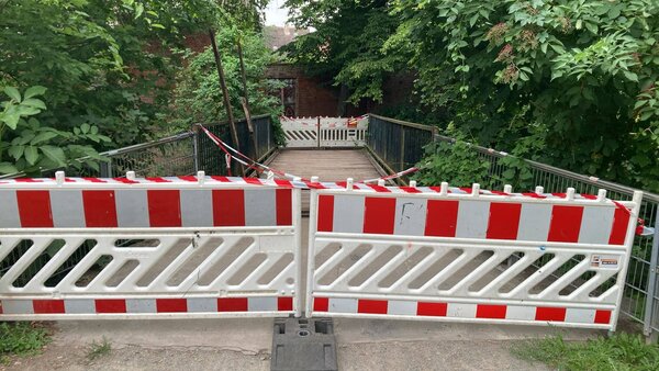 Bild vergr&ouml;&szlig;ern: Die Fu�g�ngerbr�cke �ber den Jeetze-Umfluter ist gesperrt