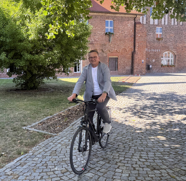 Bild vergr&ouml;&szlig;ern: B�rgermeister Olaf Meining freut sich aufs Stadtradeln