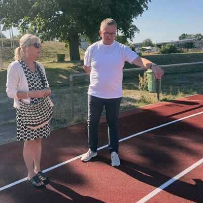 Bild vergr&ouml;&szlig;ern: B�rgermeister Olaf Meining und Heike Treichel im Stadion