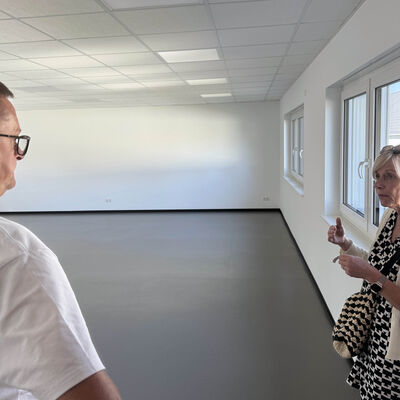 Bild vergr&ouml;&szlig;ern: Olaf Meining schaute sich mit Heike Treichel das Haus der Vereine an