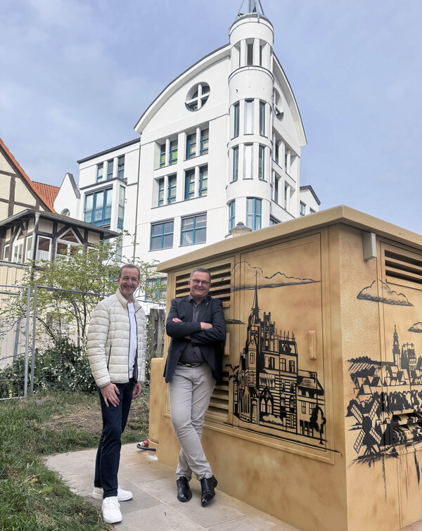 Bild vergr&ouml;&szlig;ern: Alt und neu: das Stappenbeck'sche Haus ziert die Trafostation der Avacon