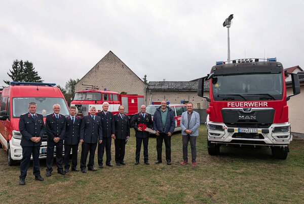 Bild vergr&ouml;&szlig;ern: Neue Feuerwehrautos f�r die Ortswehr Ritze �bergeben