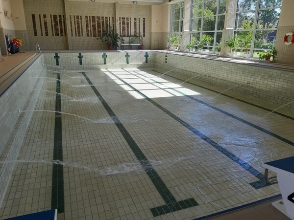 Bild vergr&ouml;&szlig;ern: Salzwedeler Schwimmhalle: Wasser wird eingelassen